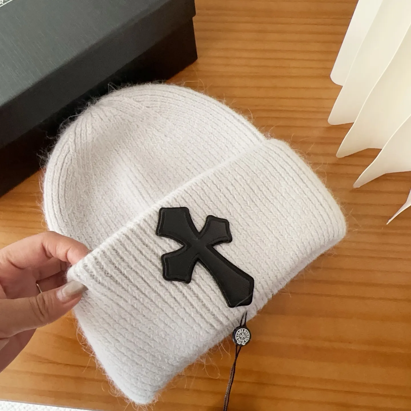💰56 Crow Heart Angora Rabbit Fur Knitted Beanie for Autumn and Winter. This must be a favorite of minimalism. It is clean, neat, fashionable and versatile, and will definitely not be picky about your face shape! A fashionable classic that lasts forever! Fashionable black and white can be purchased together!